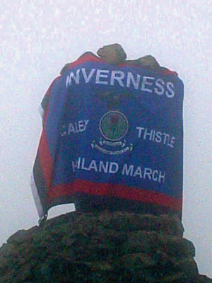 The Highland March flag flying at the top of Dumyat_edited